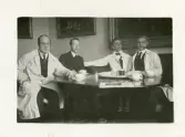 Gruppfoto av kollegor i samtal med bl a Philibert Humbla till vänster i bild.