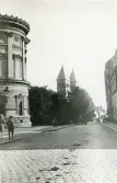 Bild av Lunds domkyrka taget från Kyrkogatan med de karaktäristiska två tornen.