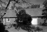 August Bondesons födelsehem i Vessigebro, Fågelboet kallat. Han föddes 1854 och var en svensk författare, folklivsskildrare och läkare. Han dog 1906 i Göteborg, där Doktor Bondesons gata på Södra Guldheden är uppkallad efter honom.