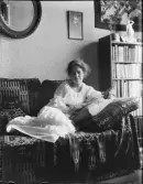 Maja Hällbom sittande i soffa, Uppsala