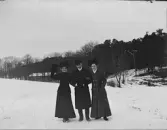 Två kvinnor står armkrok med en man, Polacksbacken, Uppsala