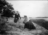 Man och kvinna sitter på klippa, Uppland