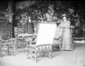 Två kvinnor i Drabantsalen, Skokloster slott, Uppland