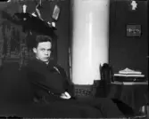 Ung man sitter i en soffa, Uppsala