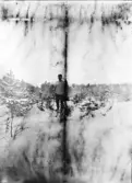 En man åker skidor, Uppland