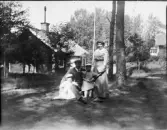 Familj i trädgård, Uppland