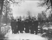 En grupp kvinnor och män på en väg, Uppland