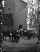 Konfirmander tågar ut från Bergviks kyrka, Hälsingland