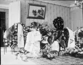 Begravningsblommor i hemmiljö, Uppland 1904