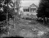 Vuxna och barn vid bostadshus, Uppsala, Uppland