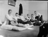 Män sitter på madrasser, Uppsala, Uppland