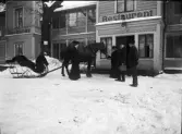 Kvinna matar hästen utanför Nackanäs Värdshus, Stockholm