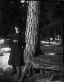 Enok Hällbom står vid ett träd, Uppland