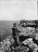 Inez Hällbom står på klippan, Stora karlsö, Gotland
