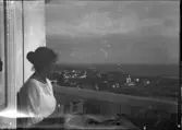 Inez Hällbom sitter på en balkong, Uppsala, Uppland