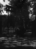 Enok Hällbom vid ett stenklot, Sverige