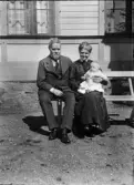 Herr och fru Hällbom med litet barn, Uppsala, Uppland