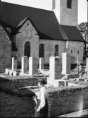 Inez Hällbom vid Vreta Klosters kyrka och klosterruin, Linköping, Östergötland