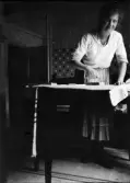 Inez Hällbom står och stryker, Uppsala, Uppland