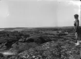 Inez Hällbom står på berget och tittar på utsikten, Sverige