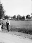 Man och Inez Hällbom står vid vägkanten, Sverige