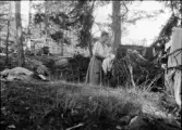 Inez Hällbom torkar disk, Uppland
