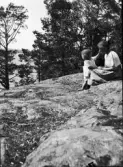Inez Hällbom och en flicka på ett berg, Uppland