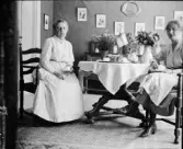 Inez Hällbom och kvinna sitter vid kaffebordet, Uppsala, Uppland