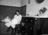 Kvinna sitter och syr, Uppsala, Uppland