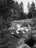Picknick vid berghäll i skogen, Uppland