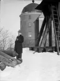 Enok Hällbom vid Uppsala slott och Gunillaklockan, Uppsala, Uppland