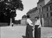 Inez Hällbom och kvinna vid Vadstena slott, Vadstena, Östergötland