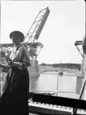 Inez Hällbom står på en båt som åker i kanalen, Sverige