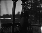 Kvinna står på verandan, Uppsala , Uppland