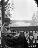 Inez Hällbom sitter på verandan och läser, Uppsala , Uppland