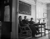 Enok, David och Inez Hällbom vid kaffebordet, Uppsala, Uppland