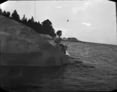 Inez Hällbom sitter på klippan vid vattnet, Uppland