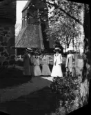 Kvinnor på kyrkogården, Gamla Uppsala, Uppland