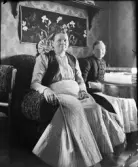Två kvinnor sitter i en soffa, Uppsala, Uppland