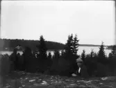 Enok Hällbom på en höjd, Uppland