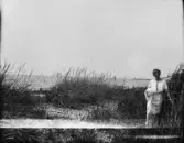 Inez Hällbom på en strand, Sverige