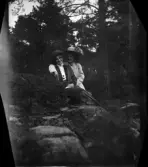 Inez Hällbom och en kvinna i skogen, Uppland