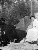 Inez Hällbom vid vatten i skogen, Uppland