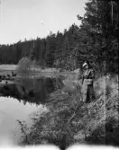 Inez Hällbom vid vattensamling i skogskanten, Uppland