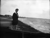 Inez Hällbom på på stranden vid båtarna, Sverige