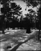 Kvinna står i snö, Uppland