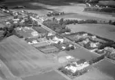 Flygfoto över bebyggelsen längs vägen i Fyllebro med omgivande odlingslandskap. Tvärs över bilden upptill ses den trädkantade Fylleån. Här vid Fyllebro stod ett avgörande slag (även kallat 