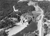 Flygfoto över fabriksanläggning vid Ätran i Ågård, Falkenberg. Fabriken har ett stickspår från järnvägen till höger i bild. Meddela oss gärna om du vet mer om anläggningen?