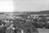 Vy över Vessigebro, troligen taget från kyrktornet, med Ätran som rinner genom samhället.