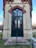 Färdigrenoverade dörrar på lusthuset i Axmar bruk.